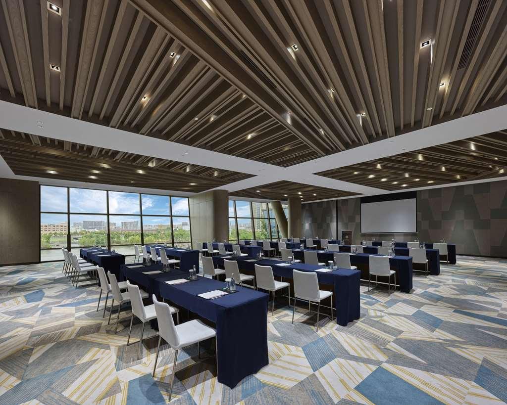 Hyatt Regency Songjiang Hotel 5*